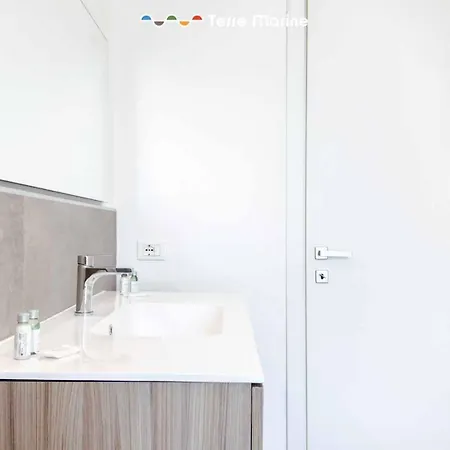 Al Kennedy, Terre Marine Apartamento